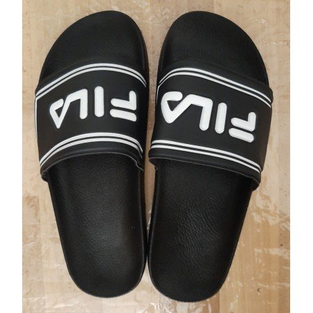 Herenslipper zwart met witte logo en letters FILA