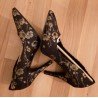 Damesschoen - Chique pumps zwart met goudkleurige bloemenprint