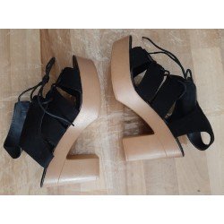 Ladies Shoes - Block heel sandals with a striking lacing