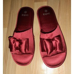 Ladies slippers shiny dark red with elegant bow